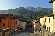 07 Da casa salgo alla Chiesa di S. Lorenzo con vista in Canto Alto